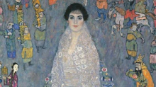 Rekordne 204 milijone za Klimtovo sliko, več kot 10 milijonov za Cattelanovo zlato stranišče