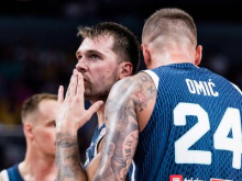 Luka Dončić z zanimanjem pogleduje proti Sloveniji