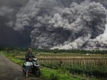 Flight warning for Australians after Indonesian volcano erupts