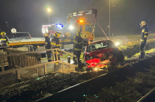 In der Nacht: Auf Verkehrsinsel geraten: 23-jähriger Autolenker baute Unfall