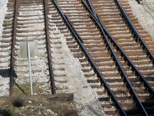 Nov incident na tirih: nekdo prerezal žične mehanizme za upravljanje kretnice