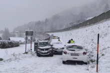Straße als Rutschbahn: 83-Jährige zwischen Autos eingeklemmt