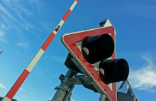 Še en incident na železnici: neznanec v Prvačini odlomil zapornico