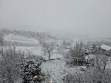Na Primorskem opozorilo pred burjo, na jugu in jugovzhodu rahlo sneži
