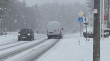 SNEG NA ZLATIBORU I GOLIJI, LEDENA KIŠA PRAVI PROBLEM VOZAČIMA: Putari posipaju puteve kako bi deonice bile bezbedne