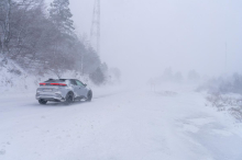 Dele Hrvaške zajelo močno sneženje, v Kvarnerju težave povzroča močna burja