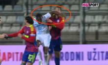 Je li Hajduk oštećen? Pogledajte kako je igrač Rijeke razbio glavu hajdukovcu