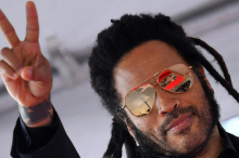 Musik/Leute/Australien: Fan reißt Lenny Kravitz bei Konzert Dreadlocks aus