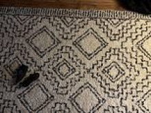 Seriously frustrating optical illusion stumps people - can you find a clothes hanger on the rug in 30 seconds?