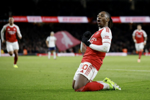 Arsenal s hat-trickom Ezeja gladko odpravil Tottenham in utrdil vodstvo