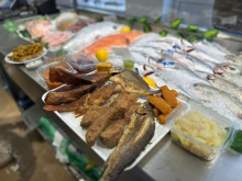 Detaljan cenovnik ribe pred Božićni post: Istražili smo da li je riba jeftinija u marketu ili u ribarnici! Prodavci otkrili da li će da poskupi!