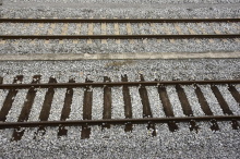 Na železniški progi Ljubljana - Rakek v soboto nastavljeni vedri s kamni in lesen prag