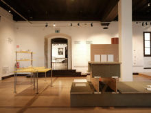 MAO vzpostavlja pilotno knjižnico za izposojo rabljenih razstavnih materialov