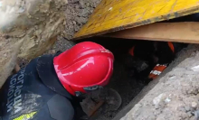 DRAMA U VALJEVU, RADNIKA U KANALU ZATRPALA ZEMLJA: Vatrogasci momentalno krenuli u akciju, pogledajte dramatične scene spasavanja (VIDEO)