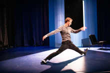 Labirint, kjer vsak odsek skriva past: Kratke zgodbe Sanje Nešković Peršin kot sprehod po razstavi