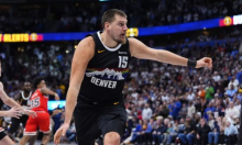 Jokić se igra s čitavim NBA-om. Pogledajte njegovu čudesnu tricu s centra i asistenciju godine