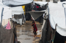 Poplave zajele šotore v begunskih taboriščih v Gazi. Izrael prejel truplo še enega ujetnika.