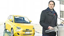 Elkann: “Regole errate, la Ue cambi sull’auto”. A Mirafiori la 500 ibrida