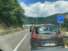 SRBINU SE KOD NIKŠIĆA POKVARIO AUTO, PA STAO CRNOGORAC S DVA SINA! 