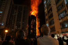 V Hongkongu požar zajel več stolpnic. Umrlo 13 ljudi, 28 je ranjenih.