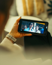 Cena, kakovost in zaupanje v znamko: nova raziskava razkriva ključne dejavnike pri nakupu pametnih telefonov