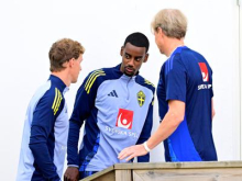 Alexander Isak oborožen z dobermanom za 30 tisoč funtov