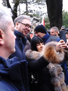 SRDAČAN DOČEK I APLAUZ ZA VUČIĆA U SUBOTICI: Svi hteli da se rukuju i slikaju sa predsednikom Srbije (foto)