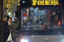 Drama u gradskom prevozu: Baka torbom udarala mladića zbog mesta, a onda je on uzvratio, pa nastao karambol