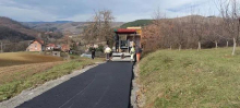 PUŠI SE VRELI ASFALT U MILANOVAČKIM SELIMA Završavaju se radovi na putnoj infrastrukturi, velika stvar za meštane