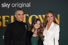 Robbie Williams und Ayda Field mit Tochter Teddy am Roten Teppich