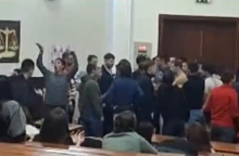 POTPUNI HAOS MEĐU BLOKADERIMA: Tuča i opšti metež na Pravnom fakultetu u Beogradu! (VIDEO)