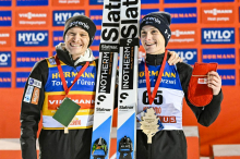 Lanišek prvo tekmo v rumeni majici kronal z deseto zmago kariere, Prevc znova tretji