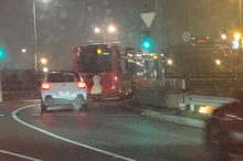 BEOGRAĐANI U ŠOKU ZBOG ONOG ŠTO MALOLETNICE RADE NASRED ULICE Čekaju autobus da prođe, a onda svi počinju masovno da trube! SCENA UZNEMIRILA LJUDE (video)