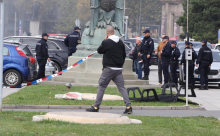 BLOKADER IZBO NOŽEM ČOVEKA U ĆACILENDU! Krvavi napad u ranu zoru ispred Skupštine, oglasio se MUP