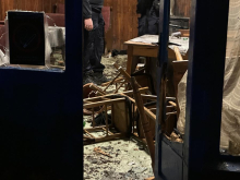 JEZIVO! BLOKADERI NAPALI SIMPATIZERE SNS U MIONICI Rasturili lokal, sve porazbijali, FLAŠE I STOLICE LETELE NA SVE STRANE: Intervenisala policija! (FOTO, VIDEO)