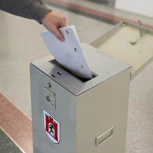 Švica: Na referendumu odločno zavrnili obvezno civilno služenje in davek na dediščino za bogate