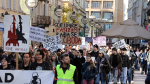 VIDEO Muškarci u crnom bacili baklje na sudionike marša u Rijeci, oglasila se i Rinčić