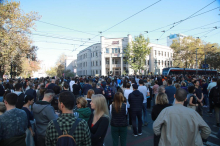 ŠTA SE KRIJE IZA OPŠTEG HAOSA U BLOKADERSKOM FRONTU? Kao deca kad igraju muzičke stolice - trče u krug da zadnjica ne ostane da visi! BITKA ZA MESTA U SKUPŠTINI