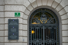 Zaradi spolnega napada na deklico je sodišče izreklo kazen tri leta in pol zapora