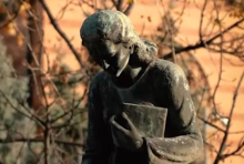 ODRŽAN JOŠ JEDAN VEOMA POSEĆEN VOĐENI OBILAZAK NOVOG GROBLjA SA TEMOM „BARDOVI SPRSKOG GLUMIŠTA“