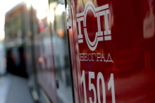 SUDARILI SE TRAMVAJ I AUTO: Vozač teško povređen, ne mogu da ga izvuku! Saobraćaj obustavljen u delu Bulevara kralja Aleksandra