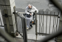 Izteka se 15-letni rok prilagoditve javnih objektov invalidom. Veliko zgradb še ostaja nedostopnih.