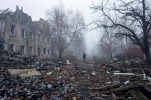 Financiranje Ukrajine z zamrznjenim ruskim premoženjem ali s skupnim zadolževanjem EU-ja