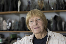 Sprehod po šestih desetletjih kiparskega snovanja Dragice Čadež