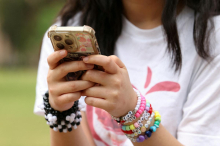 Meta avstralskim otrokom, mlajšim od 16 let, zapira račune na Facebooku in Instagramu
