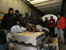 Policisti v tovornjaku našli 14 tujih državljanov, ki so se skušali izmakniti mejnemu nadzoru