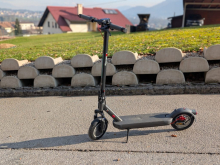 Test električnega skiroja, ki cilja na višji razred – a ne s ceno