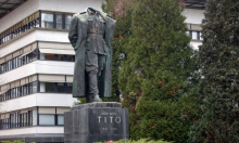 Skinuo glavu sa spomenika Titu i strpao je u auto, ulovila ga policija. Imao je hrvatske tablice