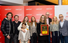 Več kot 25.000 gledalcev: k filmu Belo se pere na devetdeset se je odkotalila prva zlata rola