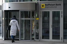 Raiffeisen Bank International: Frühwarnmeldungen ans AMS: Raiffeisen baut Personal ab